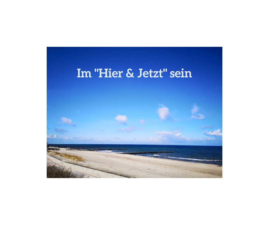 Im "Hier und Jetzt" sein, Symbolbild vom menschenleerem Strand und blauen Himmel