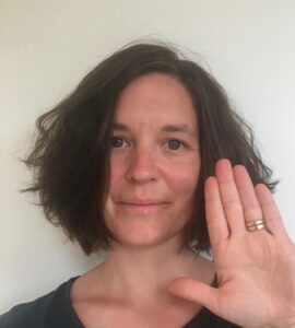 Bild zeigt Frau mit ausgestreckter Hand: Stopp
